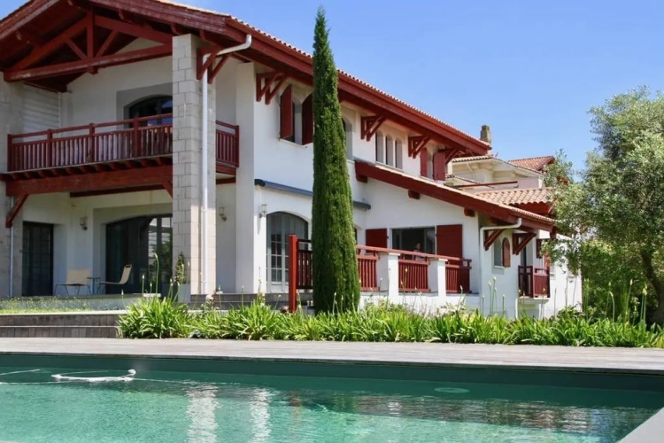 Bidart, grande villa au coeur du village
